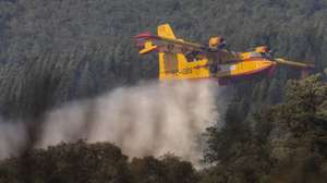 Uma aeronave Canadair faz uma descarga sobre o incêndio de Freixianda, Ourém, que alastrou aos concelhos de Alvaiázere e Ferreira do Zêzere, em Avecasta, 10 de julho de 2022. O Presidente da República alertou hoje que, nos próximos dias, se irá atingir “um pico” no risco de incêndios, com um “agravamento” a partir de terça-feira que pode durar entre três e quatro dias. PAULO CUNHA/LUSA