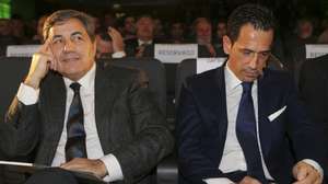 Os presidentes, da Federação Portuguesa de Futebol, Fernando Gomes (E), acompanhado pelo da Liga Portuguesa de Futebol Profissional, Pedro Proença (D), reagem durante o II Congresso Internacional "The Future of Football", esta manhã  no auditório Artur Agostinho, no Estádio José Alvalade, em Lisboa, 21 de abril de 2016. MIGUEL A. LOPES/LUSA
