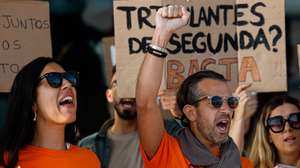 Trípulantes de cabine da  easyJe manifestam-se durante a greve no aeroporto Gago Coutinho em Faro, 30 de maio de 2023. Convocada pelo Sindicato Nacional do Pessoal de Voo da Aviação Civil (SNPVAC),  a greve prossegue nos dias 01 e 03 de junho. LUÍS FORRA/LUSA