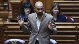O lider parlamentar do Bloco de Esquerda (BE), Pedro Filipe Soares, intervém durante a sessão plenária, requerida pelo Partido Social Democrata (PSD) sobre saúde, na Assembleia da República, em Lisboa, 06 de julho 2023. ANTÓNIO COTRIM/LUSA