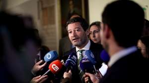 O deputado do Chega, André Ventura (C), fala aos jornalistas, antes da quarta votação para a eleição do presidente da Assembleia da República, que sucederá a Augusto Santos Silva, que falhou a eleição pelo círculo Fora da Europa nas últimas legislativas, na Assembleia da República em Lisboa, 27 de março de 2024. FILIPE AMORIM/LUSA