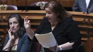 A lider parlamentar do Partido Socialista (PS), Alexandra Leitão, intervém durante a sessão plenária na Assembleia da República, em Lisboa, 12 junho de  de 2024. ANTÓNIO COTRIM/LUSA