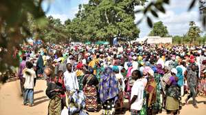 Cerca de 1.900 famílias deslocadas, fugidas de ataques armados em aldeias de Chiúre, estão acomodadas na Escola Primária Completa dos Coqueiros, Cabo Delgado, Moçambique, 29 de julho de 2025. Moçambique tem sofrido, nos últimos tempos, ataques, sobretudo na província de Cabo Delgado, no norte do país, rica em gás e que enfrenta desde 2017 uma rebelião armada, que já provocou milhares de mortos e uma crise humanitária, com mais de um milhão de pessoas deslocadas. (ACOMPANHA TEXTO)  LUÍSA NHANTUMBO/LUSA