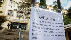 Alunos e pais deslocam-se a escolas em Lisboa, para confirmar a greve geral de trabalhadores da administração pública, convocada pela Frente Comum, Lisboa, 24 de outubro de 2025. MANUEL DE ALMEIDA/LUSA