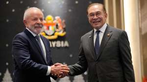 epa12480025 Brazilian President Luiz Inacio Lula da Silva (L) greets Malaysian Prime Minister Anwar Ibrahim (R) at Sri Perdana in Putrajaya, Malaysia, 25 October 2025.  EPA/Vincent Thian / POOL