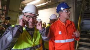 Ministro das Infraestruturas e Habitação, Miguel Pinto Luz (E), durante a visita ás instalações da Megasa - Siderurgia Nacional, em Paio Pires, Setúbal, 11 de novembro de 2025. RUI MINDERICO/LUSA
