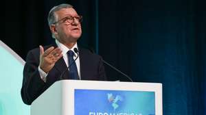 O antigo Presidente da Comissão Europeia, ex-primeiro-ministro e atual presidente do EuroAmericas Forum, José Manuel Durão Barroso, discursa no 2.º EuroAmericas Forum 2025, que decorre na Nova SBE (Nova School of Business &amp; Economics), em Carcavelos, Cascais, 17 de novembro de 2025. ANTÓNIO COTRIM/LUSA