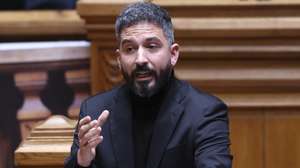 O deputadol do Bloco de Esquerda (BE), Fabian Figueiredo, intervém na sessão plenária com a presença do Primeiro-Ministro, na Assembleia da República, em Lisboa, 21 de janeiro de 2026. ANTÓNIO COTRIM/LUSA
