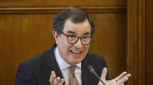 O ministro da Economia e da Coesão Territorial, Manuel Castro Almeida, intervém durante a sua audição na Comissão da Reforma do Estado e Poder Local, na Assembleia da República, em Lisboa, 27 de maio de 2026. ANTÓNIO PEDRO SANTOS/LUSA