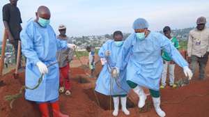 epa13177734 People wearing protective clothing prepare for the burial of Baudo Baraka Jules at Nyamurongo Cemetery in Bunia, Democratic Republic of the Congo, 18 August 2026. Jules died at the Ebola Treatment Center (ETC) northeast of Bunia after reportedly developing fever and vomiting, symptoms also experienced by his mother, while his father remains under observation at the same facility.  EPA/DIEUDONNE DIROLE