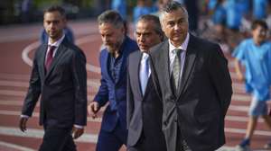 O ministro da Educação, Ciência e Inovação, Fernando Alexandre (D), acompanhado pelo presidente da Câmara Municipal de Guimarães, Ricardo Araújo (2-D), durante a visita na inauguração da reabilitação e ampliação do Pavilhão Gimnodesportivo e do Campo de Jogos da Escola Básica do Vale de São Torcato, Guimarães, 25 de setembro de 2026. HUGO DELGADO/LUSA