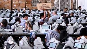 epa13258010 Electoral Justice officials and staff from the Regional Electoral Court of Brasília prepare electronic voting machines at the Electoral Justice Operations Center in Brasília, Brazil, 23 September 2026. Brazil will hold general elections on 04 October 2026, where over 150 million voters are registered to elect the president, state governors, and congressional representatives.  EPA/ANDRE BORGES