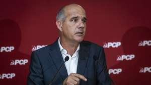 O secretário-geral do Partido Comunista Português (PCP), Paulo Raimundo, usa da palavra durante a sessão de encerramento das Jornadas Parlamentares do PCP, na Assembleia da República, em Lisboa, 02 de outubro de 2026. JOSÉ SENA GOULÃO/LUSA