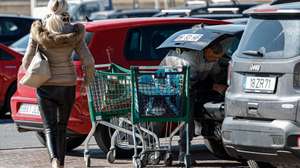 Um cliente arruma as compras no seu veículo num supermercado em Ayamonte, Espanha, 01 de fevereiro de 2023. Os preços mais atrativos continuam a levar portugueses a atravessar a fronteira para fazer compras em supermercados espanhóis, mas a diferença tem-se esbatido e é sentida apenas em alguns produtos, como os de higiene ou detergentes. (ACOMPANHA TEXTO DA LUSA DO DIA 04 DE FEVEREIRO DE 2023). LUÍS FORRA/LUSA