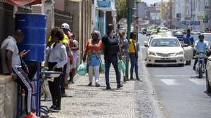 Populares nas compras, tentam lidar com aumento dos preços dos produtos, na cidade da Praia, Cabo Verde, 12 de abril de 2022. Do milho ao azeite, do óleo ao arroz, passando pelos combustíveis, pão, açúcar, farinha, carnes, são alguns dos produtos cujas subidas de preços os cabo-verdianos consideram exageradas e pedem intervenção do Governo e das autoridades reguladoras. (ACOMPANHA TEXTO DA LUSA DO DIA 18 DE ABRIL DE 2022). ELTON MONTEIRO/LUSA