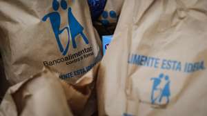 Voluntários trabalham na recolha de alimentos nas instalações do Banco Alimentar Contra a Fome, em Lisboa, 27 de novembro de 2021. Nos próximos dias 27 e 28 de novembro, a campanha de recolha de alimentos promovida pelos Bancos Alimentares Contra a Fome volta a ter equipas de voluntários nos supermercados de todo o país, a convidar os portugueses, de forma mais pessoal, à partilha de alimentos com as famílias com necessidades para que possam ter, não só um Natal mais feliz, mas alimento à mesa todos os dias.  RODRIGO ANTUNES/LUSA