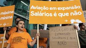 Trabalhadores da EasyJet manifestam-se junto ao Aeroporto Francisco Sá Carneiro em dia de greve de tripulantes de cabine da companhia aérea, Maia, 21 de julho de 2023. Esta greve foi convocada pelo Sindicato Nacional do Pessoal de Voo da Aviação Civil, para reivindicar condições semelhantes para os tripulantes das bases portugueses às dos das bases noutros países. JOSÉ COELHO/LUSA