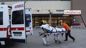 Uma paciente numa maca é encaminhada para o serviço de urgência do Hospital de Abrantes, Centro Hospitalar Médio Tejo (CHMT), em Abrantes, 28 de dezembro de 2023. ANTÓNIO PEDRO SANTOS/LUSA