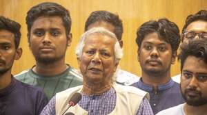 epa11537708 Nobel laureate Muhammad Yunus (C), surrounded by quota protests student leaders, speaks to the media after arriving in Dhaka at Hazrat Shahjalal International Airport, in Dhaka, Bangladesh, 08 August 2024. Yunus was sworn in as the head of Bangladesh&#039;s interim government on 08 August after former prime minister Sheikh Hasina had resigned and fled the country amid violent protests over the government&#039;s job quota system.  EPA/MONIRUL ALAM