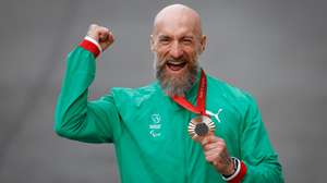 O atleta português Luís Costa posa para a fotografia com a medalha de bronze conquistada na prova de ciclismo de estrada, contrarrelógio H5, dos Jogos Paralímpicos Paris2024, em Paris, França, 04 de setembro de 2024. ANTÓNIO PEDRO SANTOS/LUSA