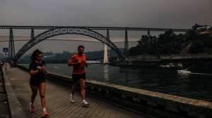 Devido aos incêndios no norte do país, a cidade do Porto esteve hoje coberta por um manto de fumo intenso, 17 de setembro de 2024. A Proteção Civil estima que arderam pelo menos 10 mil hectares na Área Metropolitana do Porto e na região de Aveiro. JOSÉ COELHO/LUSA