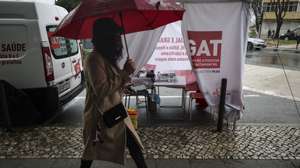 Ação da unidade móvel do GAT Afrik junto à estação ferroviária de Benfica, em Lisboa, onde montou uma tenda para quem quer fazer testes rápidos ao VIH, mas também a outras doenças, como hepatites ou sífilis, obter preservativos ou simplesmente informação, 20 de janeiro de 2025. A população imigrante de origem africana a viver em Portugal tem mais infeções por VIH e hepatites, mas depara-se com várias barreiras ao tratamento, como o preconceito e a burocracia, que atrasam a resposta e podem levar a mais infeções. (ACOMPANHA TEXTO DE 25 DE JANEIRO DE 2025). ANDRÉ KOSTERS/LUSA