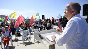O secretário-geral do Partido Comunista Português (PCP), Paulo Raimundo discursa  durante uma ação partidária que decorreu na Avenida Atlântica de Matosinhos. 30 de agosto de 2025. FERNANDO VELUDO/LUSA