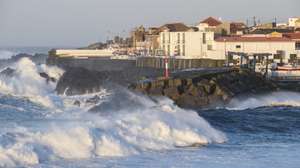 Mar agitado e vento forte no porto de pesca de São Mateus da Calheta, ilha Terceira, Açores, 26 de setembro de 2025. O ciclone tropical Gabrielle que atinge os Açores deixou de ser um furacão de categoria 1 e passou a ser uma depressão pós-tropical, mas as preocupações mantêm-se, segundo o Instituto Português do Mar e da Atmosfera (IPMA). ANTÓNIO ARAÚJO/LUSA