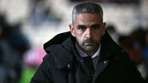 epa12621997 Sporting's head coach Rui Borges looks on during the Portuguese First League soccer match between Gil Vicente and Sporting CP, in Barcelos, Portugal, 02 January 2026.  EPA/FERNANDO VELUDO