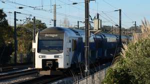 Um comboio da Fertagus à chegada à Estação Ferroviária do Pragal, em Almada, 14 de janeiro de 2025. A presidente da câmara municipal de Almada, Inês Medeiros fez esta manhã uma declaração sobre os constrangimentos apontados por vários utentes em horas de ponta na linha da Fertagus e particularmente na estação do Pragal. RUI MINDERICO/LUSA