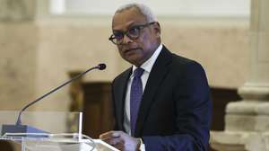 O Presidente da República de Cabo Verde, José Maria Neves, discursa na cerimónia em que foi distinguido com a Medalha da Universidade de Coimbra, e onde proferiu uma conferência sobre o tema “A Crioulidade e o Futuro da Humanidade”, no âmbito da visita a Portugal, Coimbra, 1 de julho de 2026. A distinção destina-se a galardoar pessoas ou instituições que tenham prestado relevantes serviços à universidade ou que se tenham distinguido por méritos excecionais. A distinção reconhece o prestígio internacional do chefe de Estado cabo-verdiano e a sua ligação histórica a Coimbra, onde iniciou os estudos em Direito, antes de prosseguir formação no Brasil. PAULO NOVAIS/LUSA