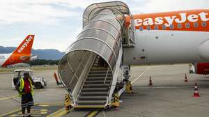 epa13105267 An Airbus A320 commercial airplane of EasyJet is seen after landing at Geneva Airport, Switzerland, 11 July 2026. A bidding war for Europe's low-cost carrier, easyJet, has been ongoing between US-based investment firms Castlelake and Apollo Global Management, with the latter having proposed the better offer.  EPA/ALESSANDRO DELLA VALLE