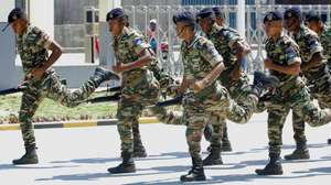 Tropas timorenses durante a cerimónia para destacar o reforço da cooperação entre os dois países, no Estado-Maior das Forças de Defesa de Timor-Leste, em Díli, Timor-Leste, 11 de outubro de 2012. Teve hoje início o exercício militar conjunto Crocodilo 2012, entre as forças de defesa de Timor-Leste e os fuzileiros dos Estados Unidos. ANTONIO AMARAL / LUSA