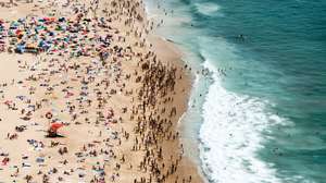 Veraneantes na praia da Nazaré, 2 agosto 2018, O Instituto Português do Mar e da Atmosfera (IPMA), adverte que as temperaturas máximas vão estar "muito acima dos valores normais para a época", próximas dos 40ºC, a temperatura vai subir de forma acentuada em Portugal continental a partir de hoje, mantendo-se muito elevada até ao fim de semana, com os avisos laranja a passarem a vermelhos (o nível mais grave) a partir de quinta-feira à manhã de sábado. PAULO CUNHA/LUSA