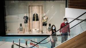 Pessoas percorrem o Centro Comercial Colombo, em Lisboa, 1 de junho de 2020. A atual situação da pandemia da covid-19 na região de Lisboa e Vale do Tejo impediu a abertura em pleno deste centro comercial. MÁRIO CRUZLUSA