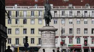 Traseuntes atravessam a Rua da Prata na baixa pombalina de Lisboa, 20 de novembro de 2020. A falta de turismo na cidade de Lisboa devido à pandemia de Covid 19 levou a que muitos estabelecimentos comerciais, alguns deles emblemáticos e de familias há gerações estejam em risco de fechar. (ACOMPANHA TEXTO DA LUSA DE 22 DE NOVEMBRO DE 2020) TIAGO PETINGA/LUSA