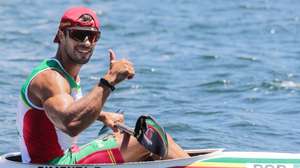 O canoista português Fernando Pimenta comemora a medalha de bronze a´pos acabar na final de Caiaque K1 1000 metros dos Jogos Olimpicos de Tóquio2020 em terceiro lugar, no Sea Forest Waterways de Tóquio, 03 de agosto de 2021. TIAGO PETINGA/LUSA