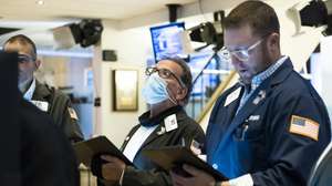 epa09539230 Traders work on the floor of the New York Stock Exchange at the opening bell in New York, New York, USA, 22 October 2021. The Dow Jones Industrial Average rose 140 points during early trading on 22 October, as Tesla stock reached a high of over 903 US dollars after earnings released a day earlier boosted the company’s share.  EPA/JUSTIN LANE