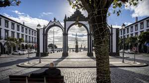A Câmara Municipal de Ponta Delgada decidiu manter em vigor as alterações ao trânsito implementadas durante a quadra festiva no centro histórico. O presidente da autarquia, Pedro Nascimento Cabral (ausente na foto), refere que o objetivo é promover uma “cidade verdadeiramente sustentável do ponto de vista ambiental, social e económico”. em Ponta Delgada, 05 de Janeiro de 2022. EDUARDO COSTA/LUSA
