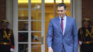 epa09913822 Spain's Prime Minister Pedro Sanchez is about to welcome Bulgaria's President Rumen Radev (unseen) prior to their meeting at La Moncloa palace in Madrid, central Spain, 28 April 2022.  EPA/Kiko Huesca