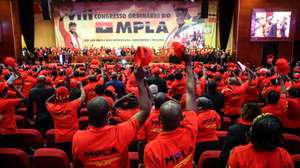Cerimónia de abertura do VIII congresso ordinário do Movimento Popular de Libertação de Angola (MPLA), marcada pela homenagem a várias figuras históricas do partido que governa o país desde 1975 e músicos com intervenção política na luta de libertação, e pela ausência do seu presidente emérito, José Eduardo dos Santos, figura que em nenhum momento da sessão foi mencionada, Luanda, Angola, 9 de dezembro de 2021.  AMPE ROGÉRIO/LUSA