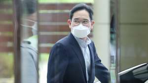 epa10019434 Samsung Electronics Vice Chairman Lee Jae-yong boards a vehicle after arriving at Gimpo International Airport in western Seoul, South Korea, 18 June 2022, wrapping up a business trip to Europe.  EPA/YONHAP SOUTH KOREA OUT