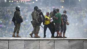 epaselect epa10396413 Police confront supporters of former Brazilian President Jair Bolsonaro invading Planalto Palace, in Brasilia, Brazil, 08 January 2023. Hundreds of supporters of former Brazilian President Jair Bolsonaro invaded the headquarters of the National Congress, and also Supreme Court and the Planalto Palace, seat of the Presidency of the Republic, in a demonstration calling for a military intervention to overthrow President Luiz Inacio Lula da Silva. The crowd broke through the cordons of security forces and forced their way to the roof of the buildings of the Chamber of Deputies and the Senate, and some entered inside the legislative headquarters.  EPA/ANDRE BORGES