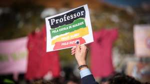 Professores e assistentes operacionais manifestam-se em dia de greve na praça do Bocage, no âmbito da greve nacional de professores por distritos, em Setúbal, 02 de fevereiro de 2023. A greve por distritos convocada por oito organizações sindicais: ASPL - Associação Sindical de Professores Licenciados, Fenprof - Federação Nacional dos Professores, Pró-Ordem dos Professores, SEPLEU - Sindicato dos Educadores e Professores Licenciados, SINAPE - Sindicato Nacional dos Profissionais da Educação, SINDEP, SIPE - Sindicato Independente de Professores e Educadores e SPLIU - Sindicato Nacional dos Professores Licenciados pelos Politécnicos e Universidades, continua caso o ministro da Educação não recue nas intenções manifestadas nas reuniões negociais já realizadas, no que se refere à revisão do regime dos concursos de professores, indo ao encontro das posições assumidas pelos docentes em várias iniciativas de abordagem e sondagem sindical. RUI MINDERICO/LUSA