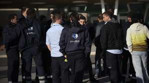 Trabalhadores da SPdH (Groudforce), PORTWAY e empresas de trabalho temporário no Handling, participam na concentração promovida pelo SITAVA - Sindicato dos Trabalhadores da Aviação e Aeroportos, durante a greve de 24 horas pela reivindicação, negociação e criação de um contrato coletivo para o setor do handling, que abranja todos os trabalhadores independentemente do operador, no Aeroporo de Lisboa, em Lisboa, 1 de dezembro de 2014. MÁRIO CRUZ/LUSA