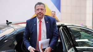 epa10752690 Costa Rica's President Rodrigo Chaves Robles arrives for the second day of the EU-CELAC Summit of Heads of State and Government in Brussel, Belgium, 18 July 2023. Leaders from the EU and the Community of Latin American and Caribbean States (CELAC) gather in Brussels for the third EU-CELAC summit with the aim to strengthen relations between both regions.  EPA/JULIEN WARNAND