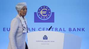 epa10771564 European Central Bank (ECB) President Christine Lagarde arrives for a press conference following the ECB Governing Council meeting in Frankfurt am Main, Germany, 27 July 2023. The Governing Council on 27 July, decided to raise the three key ECB interest rates by 25 basis points, to ensure that inflation returns to its 2 percent medium-term target, according to European Central Bank.  EPA/RONALD WITTEK