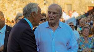 O Presidente da República, Marcelo Rebelo de Sousa (E), cumprimenta Francisco Pinto Balsemão (D), à chegada para assistir ao concerto de encerramento do Festival Internacional de Música de Marvão com a Hong Kong Sinfonietta, no Castelo da Aldeia do Marvão, 30 de julho de 2023. NUNO VEIGA/LUSA