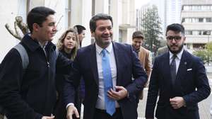 O presidente do Chega,  André Ventura (C), momentos antes de uma palestra aos estudantes de direito da Universidade Católica, em Lisboa, 16 de janeiro de 2024. ANTÓNIO COTRIM/LUSA