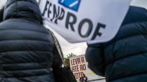 A Fenprof iniciou hoje a ação de rua "Professores na campanha”, uma ação reivindicativa durante a campanha eleitoral das legislativas para dar visibilidade às reivindicações dos docentes para a próxima legislatura, Braga, 26 de fevereiro de 2024. A ação de rua "Professores na campanha" decorre nos dez dias úteis da campanha eleitoral em todas as capitais de distrito e regiões autónomas. De norte para sul, em dois distritos por dia, 10:00 e às 15:00, os professores concentram-se em plenários e fazem circular quatro petições (que já reúnem as assinaturas necessárias para serem discutidas na próxima legislatura): sobre carreiras, precariedade, condições de trabalho e aposentações. HUGO DELGADO/LUSA
